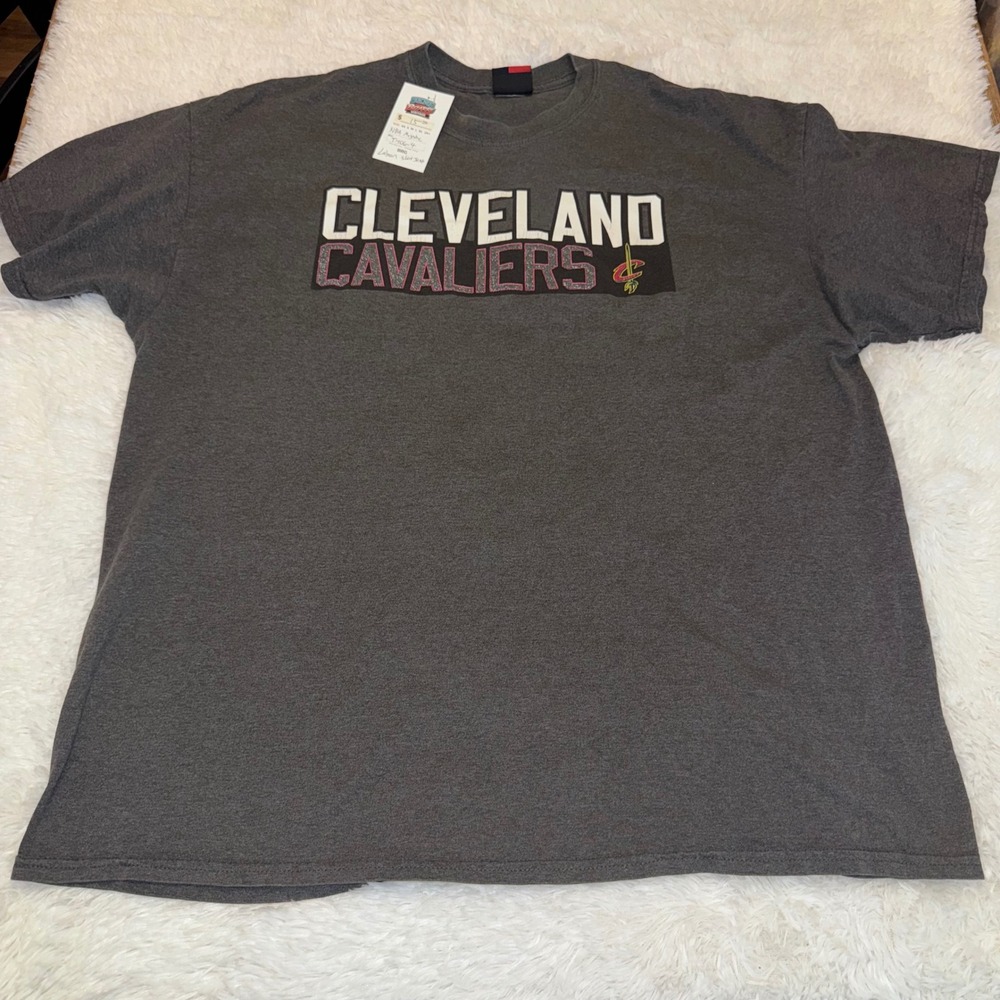 Majestic Cleveland Cavaliers T-Shirt Mens 2XL Excellent LeBron James 23 NBA